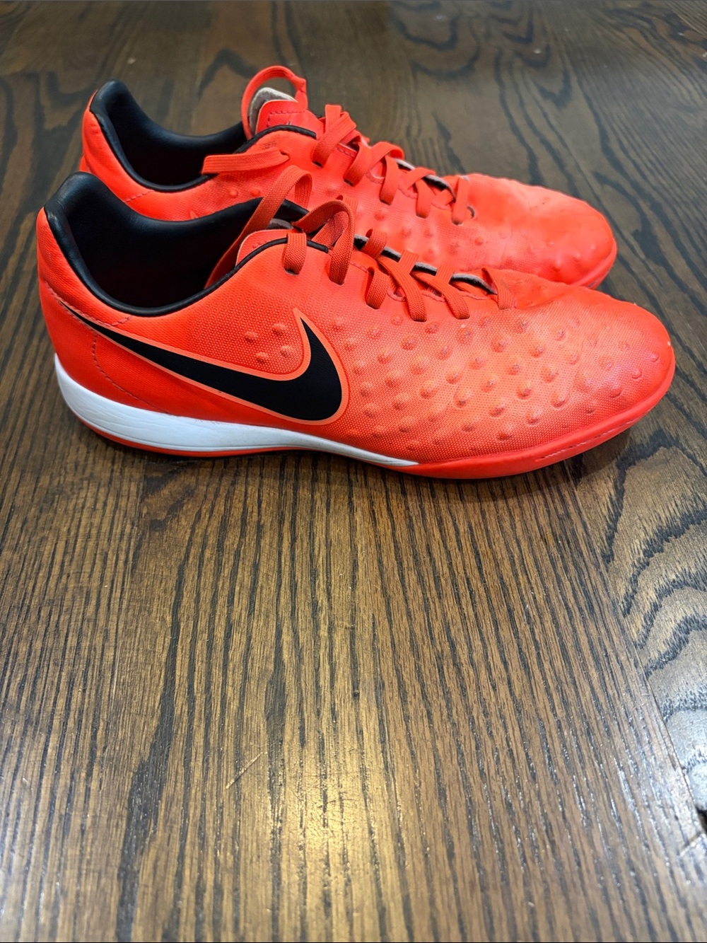 Nike indoor soccer futsal court shoes 5y